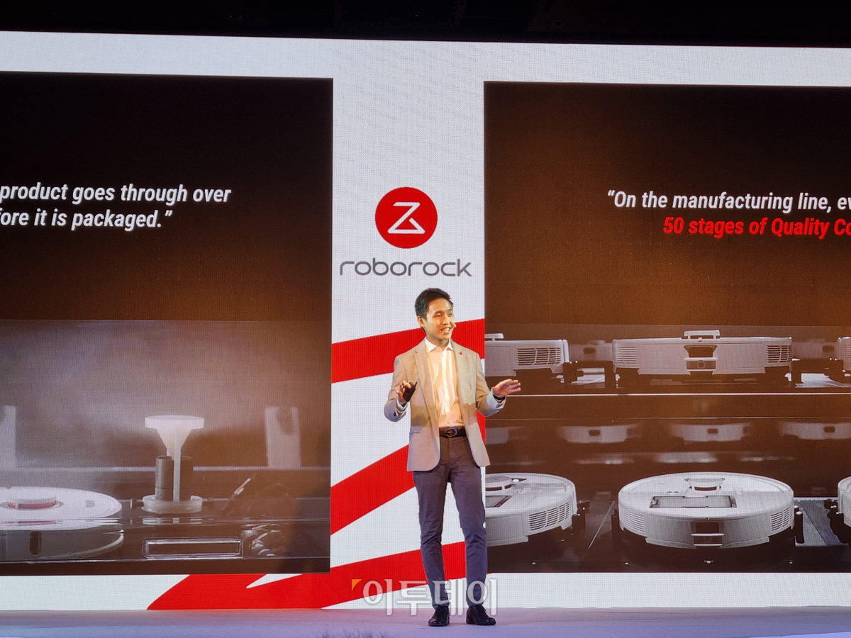 ▲댄 챔 로보락 아시아태평양 마케팅 총괄이 16일 오전 서울 삼성동 코엑스 하모니볼룸에서 열린 신제품 기념 론칭쇼에서 발표하고 있다. (박민웅 기자 pmw7001@)