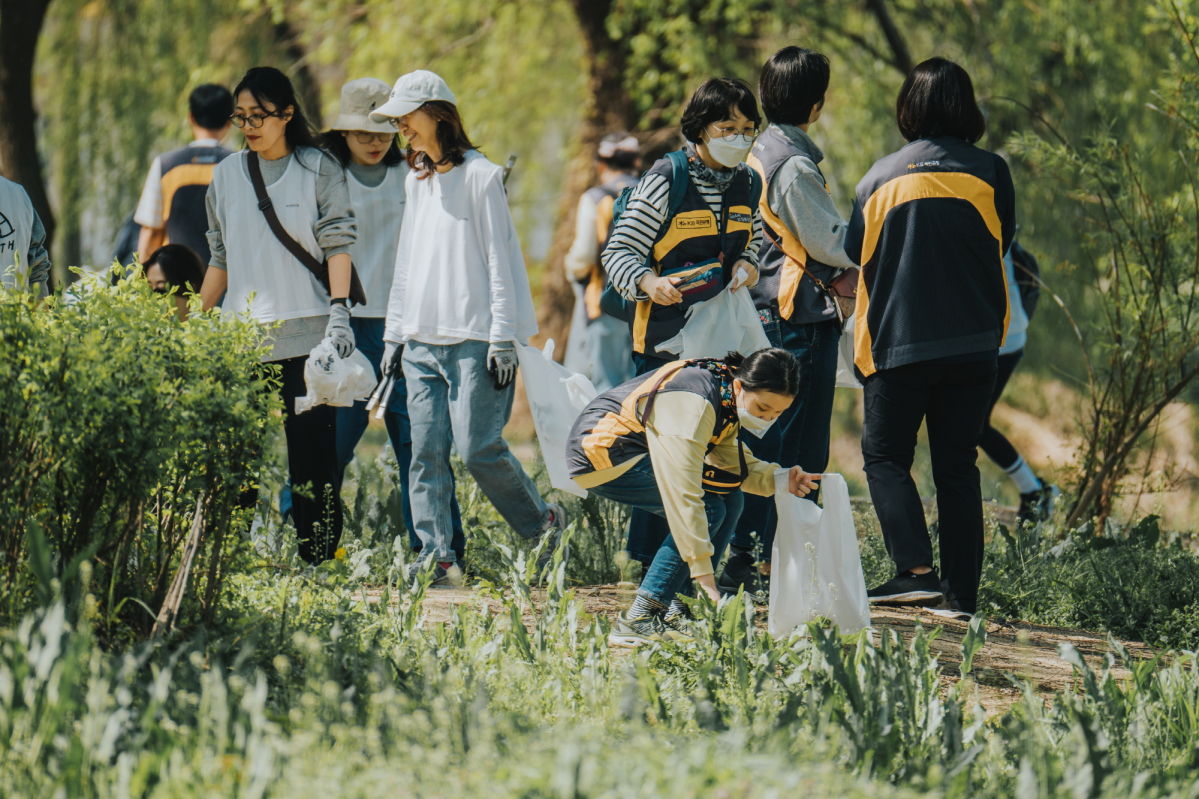 ▲KB국민은행 임직원과 가족들이 16일 서울 한강 반포시민공원에서 일상 속 친환경 활동 실천을 위한 '그린 먼스, 다함께 플로깅' 행사를 진행하고 있다. (사진제공=KB국민은행)