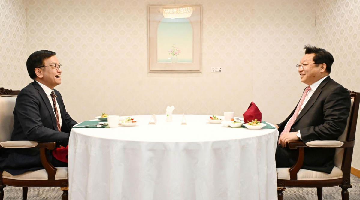 ▲최상목 경제부총리 겸 기획재정부 장관과 주형환 저출산고령사회위원회 부위원장이 지난달 8일 서울 종로구 정부서울청사에서 열린 오찬간담회에서 대화하고 있다. (뉴시스)