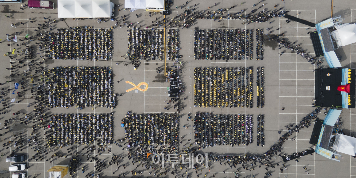 ▲세월호참사 10주기 기억식이 열린 16일 오후 경기 안산시 화랑유원지에서 참석객들이 희생자들을 추모하고 있다. 조현호 기자 hyunho@