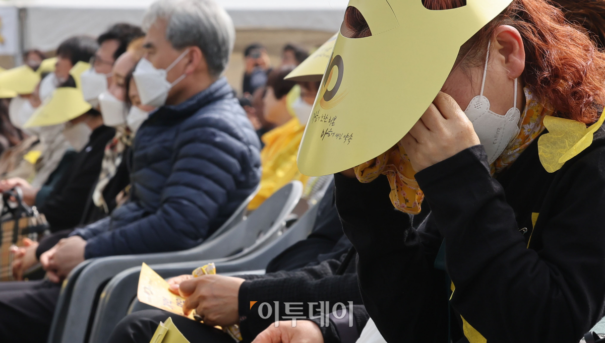 ▲16일 오후 경기도 안산시 단원구 화랑유원지에서 세월호참사 10주기 기억식이 열려 한 유가족이 희생자들의 이름을 부르다 눈물을 닦고 있다. 조현호 기자 hyunho@