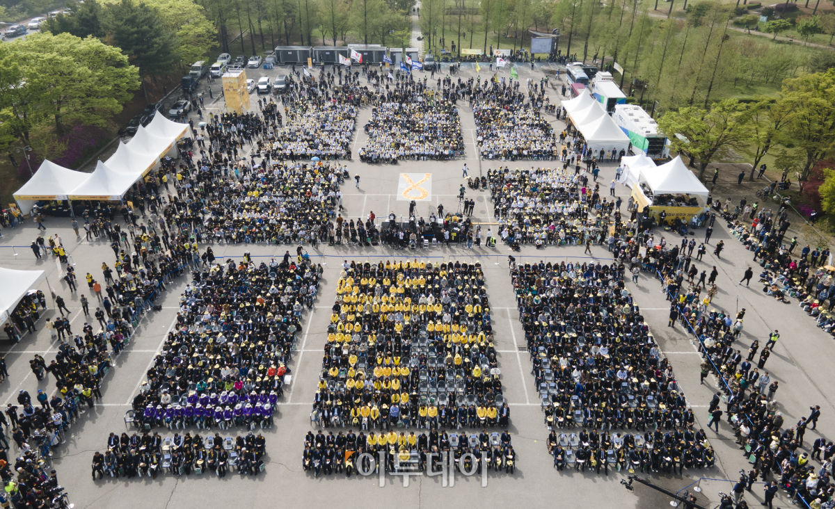 ▲세월호참사 10주기 기억식이 열린 16일 오후 경기 안산시 화랑유원지에서 참석객들이 희생자들을 추모하고 있다. 조현호 기자 hyunho@