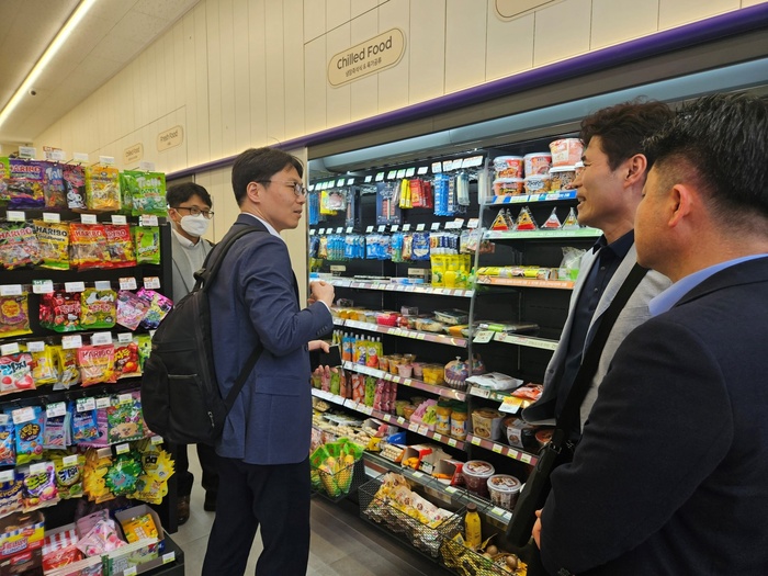 ▲최연우 산업통상자원부 에너지정책관과 한전 관계자가 한 편의점을 찾아 냉장고 문달기 지원사업을 홍보하고 있다. (사진제공=한국전력)