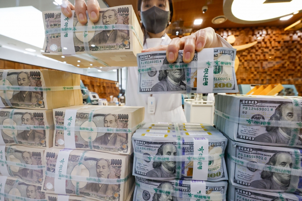 ▲11일 서울 중구 하나은행 위변조대응센터에서 직원이 엔화와 달러를 정리하고 있다. 조현호 기자 hyunho@