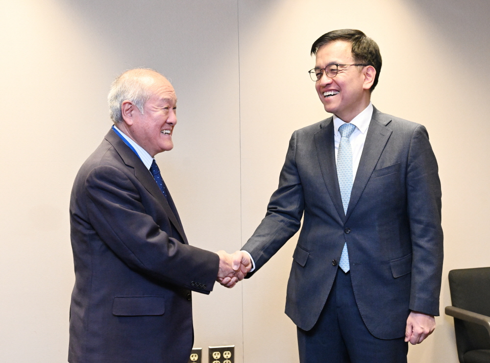 ▲주요 20개국(G20)재무장관회의 참석차 미국 워싱턴을 방문중인 최상목 부총리 겸 기획재정부 장관이 16일(현지시간) 세계은행(WB)에서 스즈키 슌이치 일본 재무장관과 면담에 앞서 악수하며 인사를 나누고 있다. (사진제공=기획재정부)