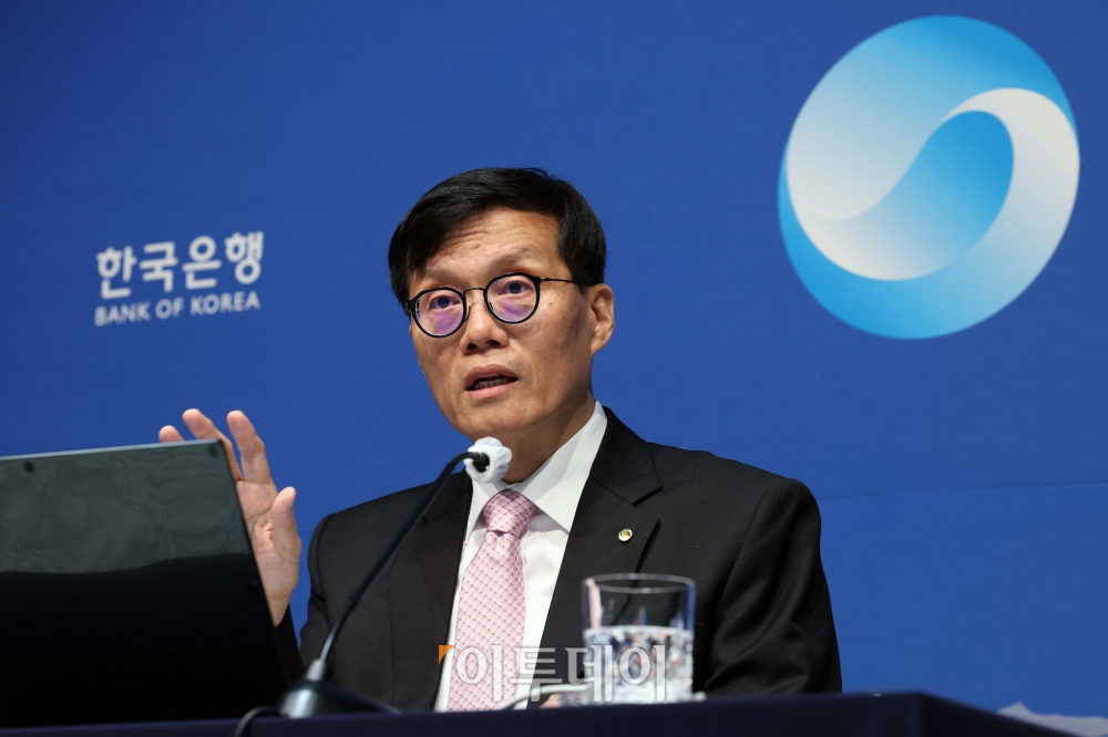 ▲이창용 한국은행 총재가 12일 서울 중구 한국은행에서 금융통화위원회 기준금리 결정에 관한 기자간담회를 갖고 있다. 신태현 기자 holjjak@ (이투데이DB)