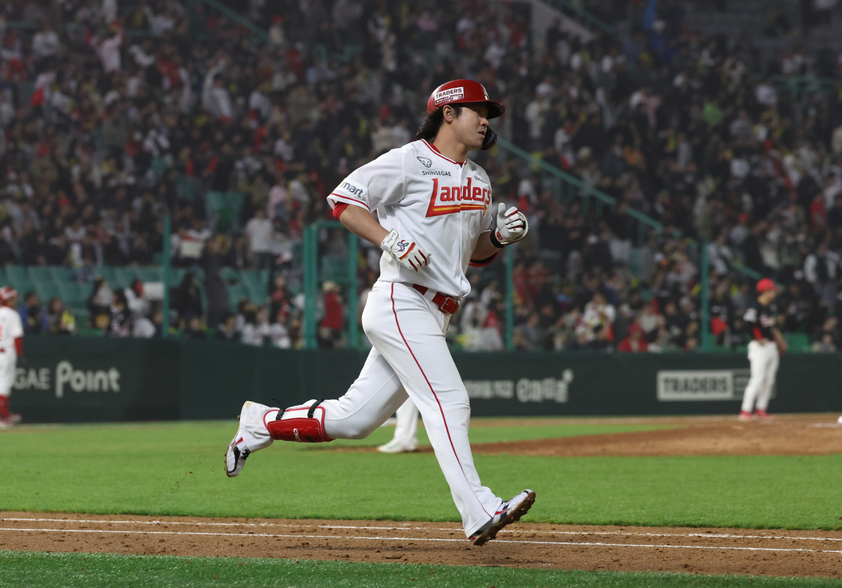 ▲16일 인천랜더스필드에서 열린 2024 KBO 리그 KIA 타이거즈 대 SSG 랜더스 경기, SSG 공격 9회말 2사 주자없는 상황 3번타자 최정이 개인 467호이자 경기 동점 홈런을 치고 홈으로 향하고 있다.(뉴시스)