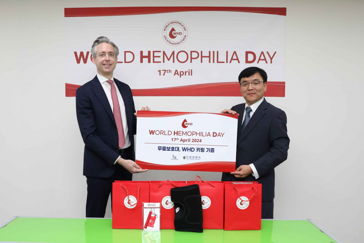 ▲(왼쪽부터) 사샤 세미엔추크 노보 노디스크제약 대표와  박한진 한국코헴회 회장이 기념촬영을 하고 있다.
 (사진제공=노보 노디스크제약)