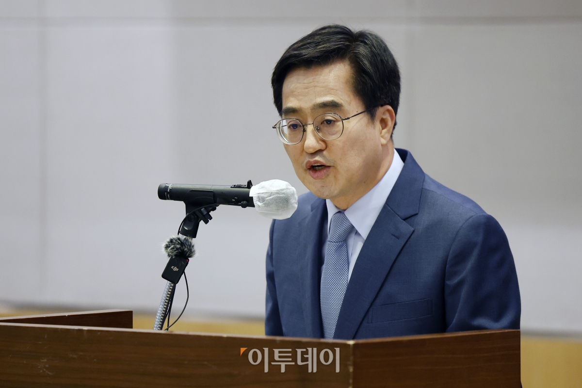 ▲김동연 경기도지사가 17일 서울 영등포구 FKI타워 컨퍼런스센터에서 열린 용인 첨단시스템 국가산단 상생협약식에서 인사말을 하고 있다. 조현호 기자 hyunho@