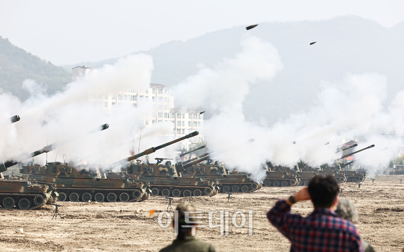 ▲수도포병여단 소속 K9 자주포가 4월 강원도 철원군 문혜리사격장에서 열린 수도군단 합동 포탄사격훈련에서 실사격 훈련을 하고 있다. (사진공동취재단)