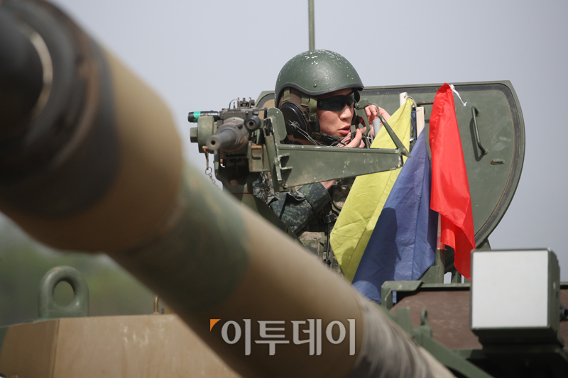 ▲17일 강원도 철원 문혜리사격장에서 수도포병여단, 17사단, 해병2사단이 K9, K55A1 합동 포탄사격 훈련 중인 가운데 K9 자주포에 탑승한 한 군인이 무전을 하고 있다. 사진공동취재단