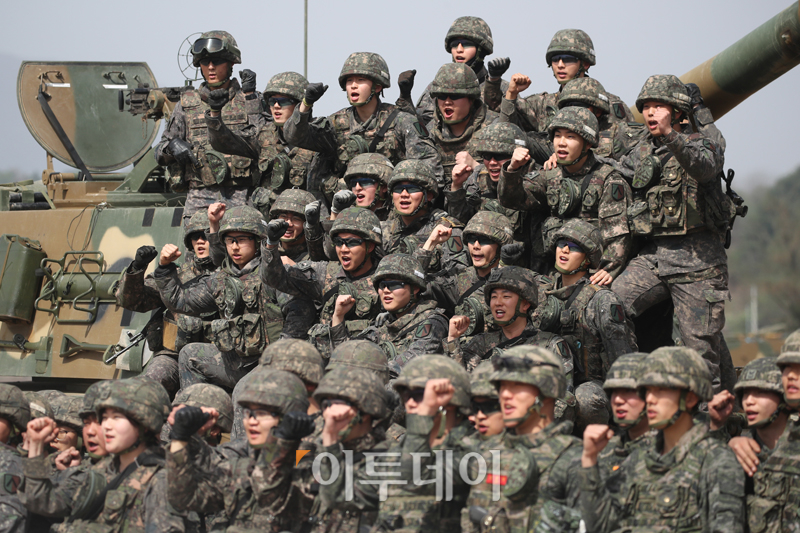 ▲17일 강원도 철원 문혜리사격장에서 수도포병여단, 17사단, 해병2사단이 K9, K55A1 합동 포탄사격 훈련을 마친 군인들이 기념촬영을 하고 있다. 사진공동취재단