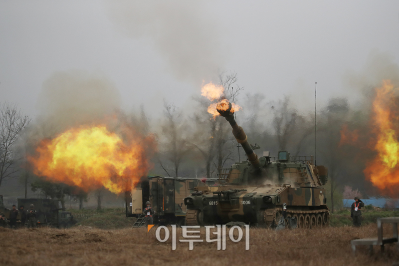 ▲17일 강원도 철원 문혜리사격장에서 수도포병여단, 17사단, 해병2사단이 합동 포탄사격 훈련 중인 가운데  K55A1 자주포가 사격을 하고 있다. 사진공동취재단