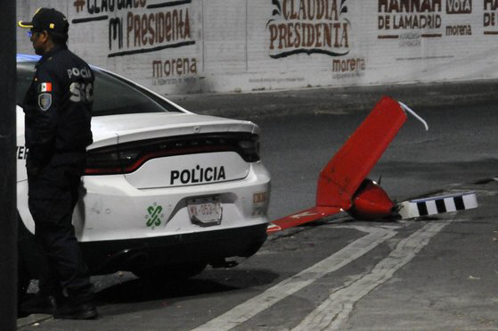 ▲14일(현지시간) 멕시코시티 코요아칸 한 도로에 추락 헬기의 잔해가 보인다.(AFP/연합뉴스)