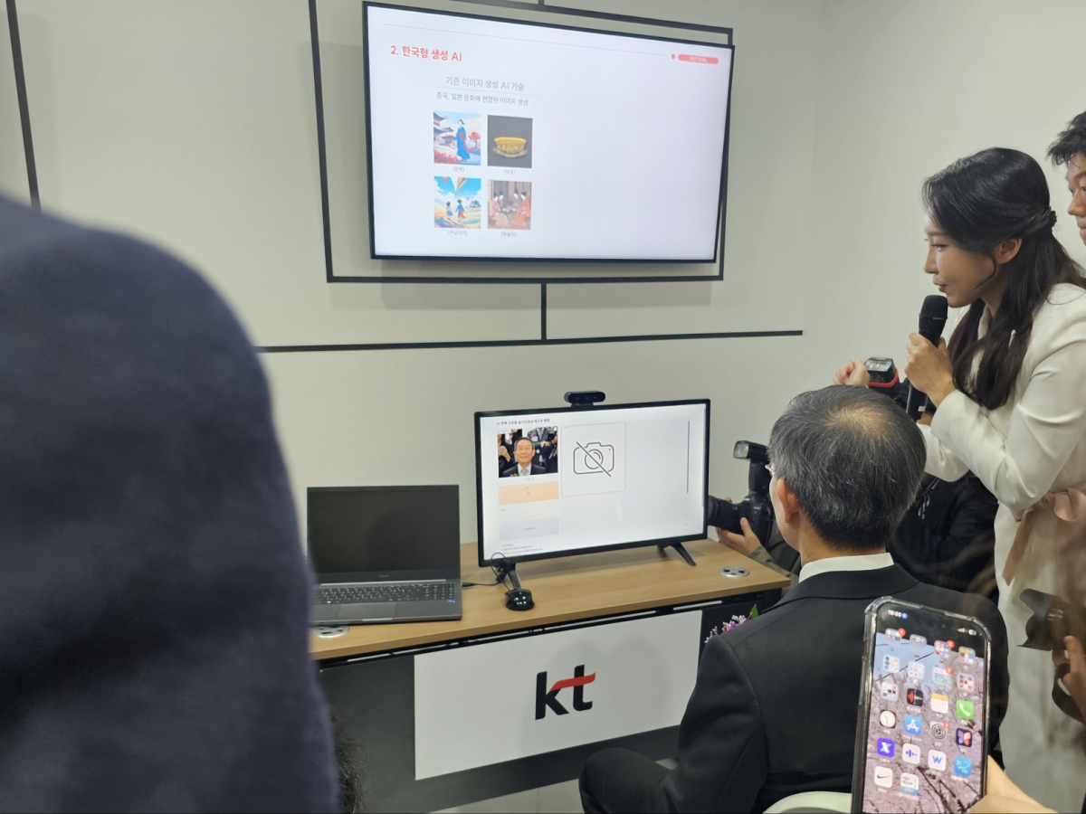 ▲이종호 과기정통부 장관이 17일 오전 서울 삼성동 코엑스에서 열린 2024 월드IT쇼에 마련된 KT부스에서 AI 프로필 생성 체험을 하고 있다. (이은주 기자 letswin@)