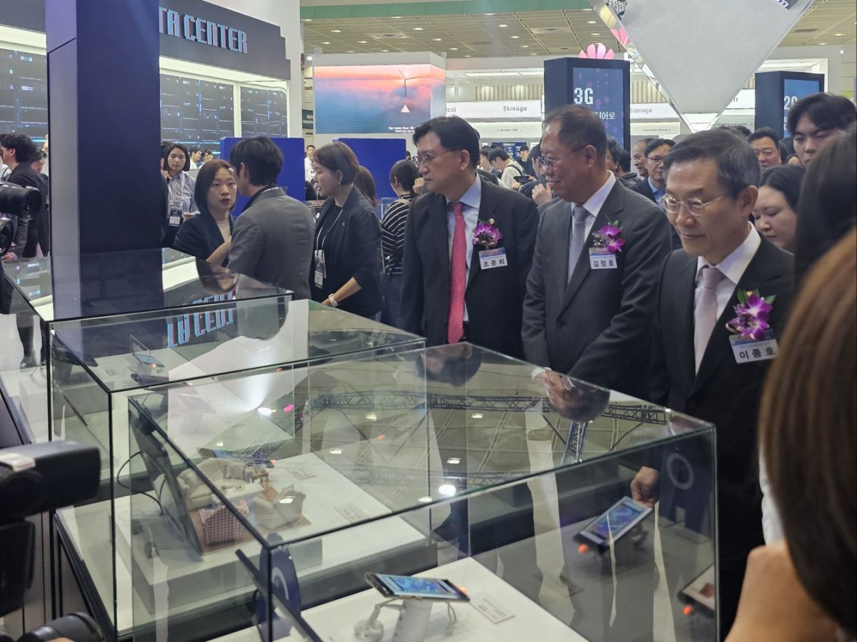 ▲이종호 과기정통부 장관이 17일 오전 서울 삼성동 코엑스에서 열린 2024 월드IT쇼의 SKT 텔레콤 부스를 둘러보고 있다. (이은주 기자 letswin@)