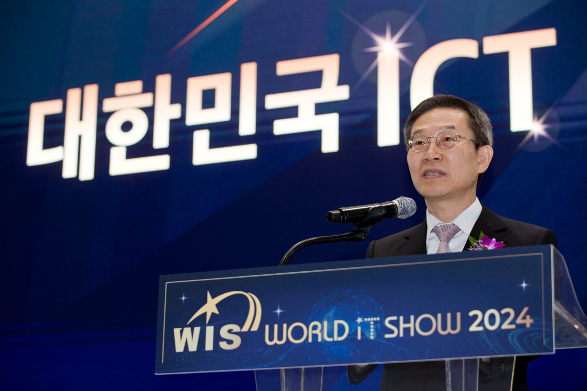 ▲이종호 과학기술정보통신부 장관이 17일 오전 서울 강남구 코엑스에서 열린 '2024 월드IT쇼' 시상식에서 축사를 하고 있다. (사진제공=과학기술)