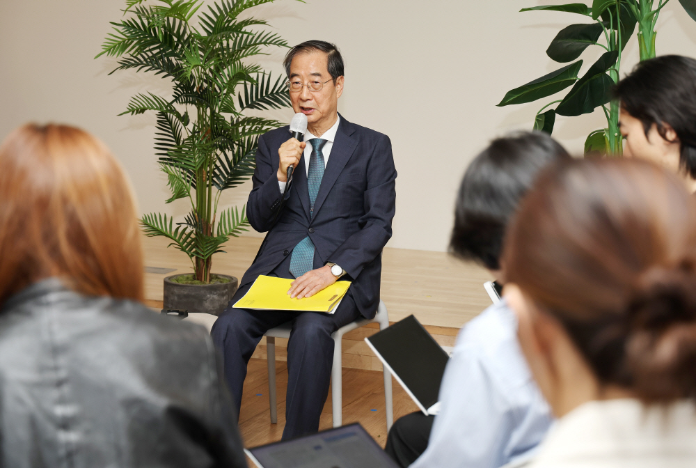 ▲한덕수 국무총리가 17일 오후 정부서울청사에서 열린 출입기자단과의 간담회에서 발언하고 있다. (연합뉴스)