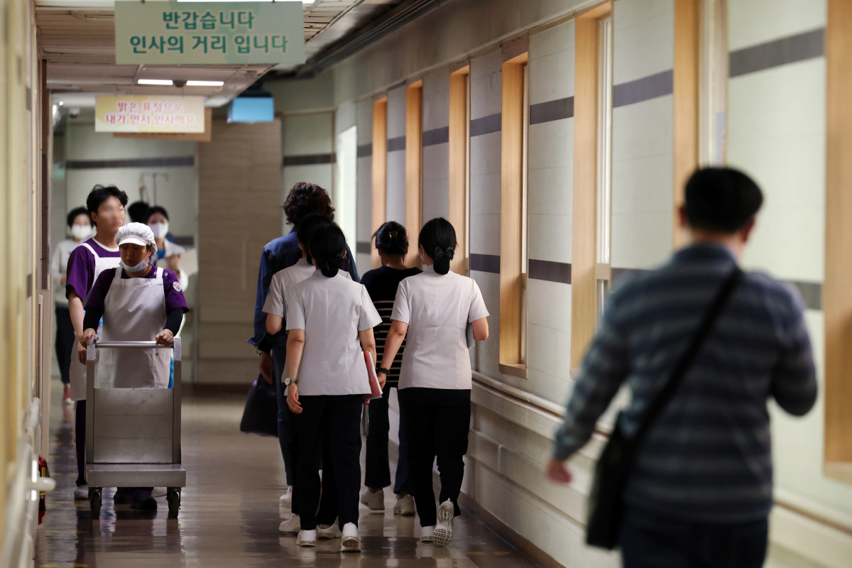 ▲의과대학 증원 정책으로 정부와 의료계의 갈등이 장기화하는 17일 오후 광주 동구 전남대병원에서 의료진들이 이동하고 있다. (연합뉴스)