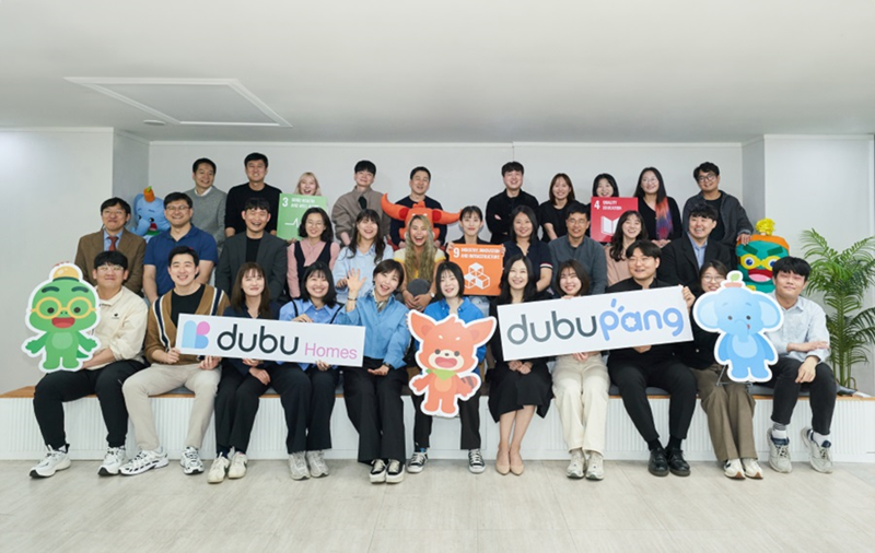 ▲두부 본사에서 열린 비전 선포식에서 두부 임직원 일동이 회사의 캐릭터와 지속가능발전목표 홍보물을 들고 비전 발표를 기념하며 자세를 취하고 있다. (사진제공=두부)