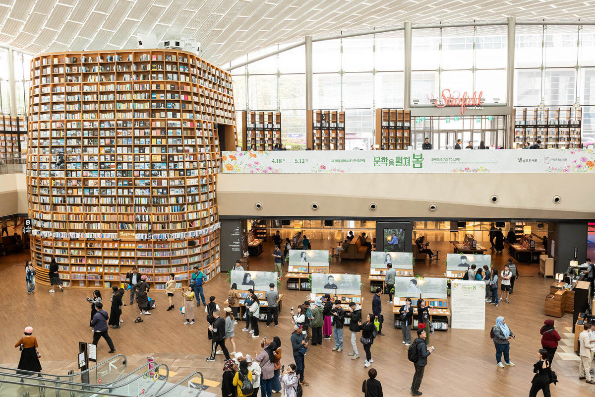 ▲‘문학을 펼쳐 봄’ 도서 특별전. (사진제공=신세계프라퍼티)