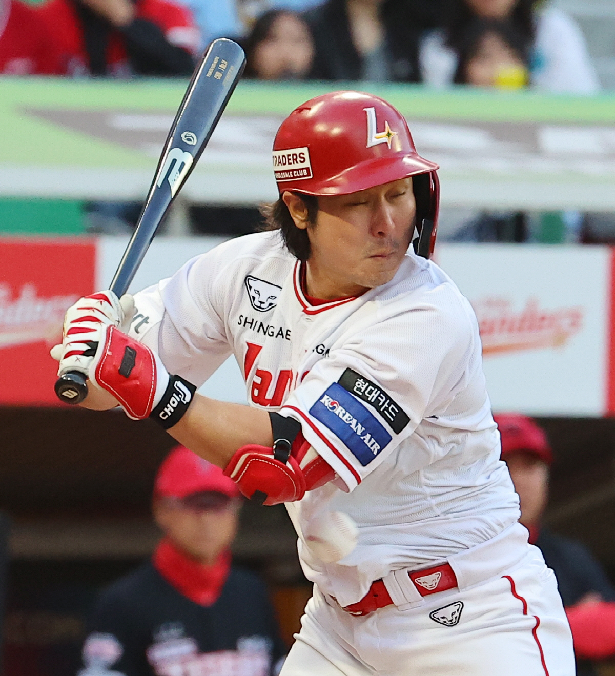 ▲17일 오후 인천 SSG랜더스필드에서 열린 2024 KBO리그 KIA 타이거즈와 SSG 랜더스의 경기. 1회 말 2사 SSG 최정이 KIA 선발 크로우의 공에 맞고 있다.(연합뉴스)