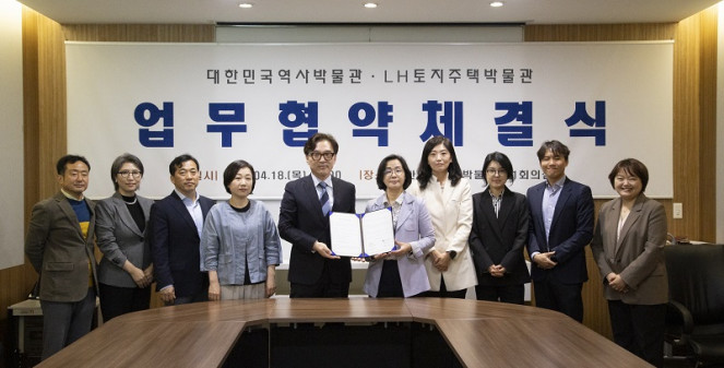 ▲LH는 18일 대한민국역사박물관 7층 회의실에서 대한민국역사박물관과 근현대 주거문화 관련 자료의 공동 활용과 상호 협력 체계 구축을 위해 업무협약을 체결했다고 밝혔다. 참석자들이 기념촬영을 하고 있다. (사진제공=LH)