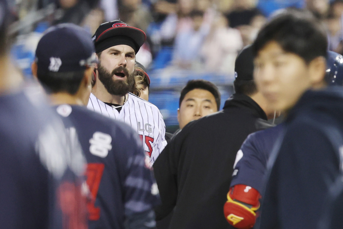 ▲18일 오후 서울 잠실야구장에서 열린 2024 신한은행 SOL KBO리그 롯데 자이언츠와 LG 트윈스의 경기, 3회초가 종료된 뒤 롯데 황성빈과 LG선발 켈리의 신경전으로 벤치 클리어링이 일어나고 있다.  (뉴시스)