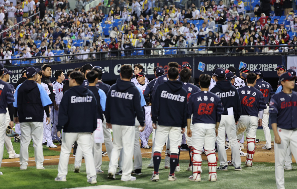 ▲18일 오후 서울 잠실야구장에서 열린 2024 신한은행 SOL KBO리그 롯데 자이언츠와 LG 트윈스의 경기, 3회초가 종료된 뒤 롯데 황성빈과 LG선발 켈리의 신경전으로 벤치 클리어링이 일어나고 있다.  (뉴시스)