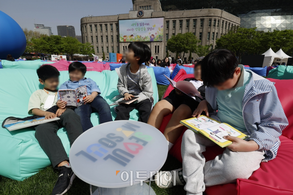 ▲서울야외도서관이 운영을 시작한 18일 서울 중구 서울광장에 조성된 책읽는 서울광장을 찾은 어린이들이 독서를 하고 있다. 올해로 3년 차를 맞이한 서울야외도서관은 서울광장(책읽는 서울광장)과 광화문광장(광화문 책마당)은 물론 청계천(책읽는 맑은냇가)까지 총 3곳으로 확대 운영을 시작하며 이날부터 11월 10일까지 운영한다. 조현호 기자 hyunho@