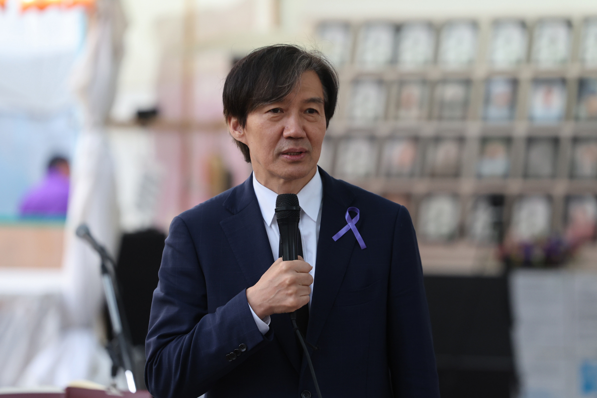 ▲조국혁신당 조국 대표가 16일 오후 서울광장 이태원참사 희생자 분향소를 찾아 희생자를 추모한 뒤 발언하고 있다. (연합뉴스)