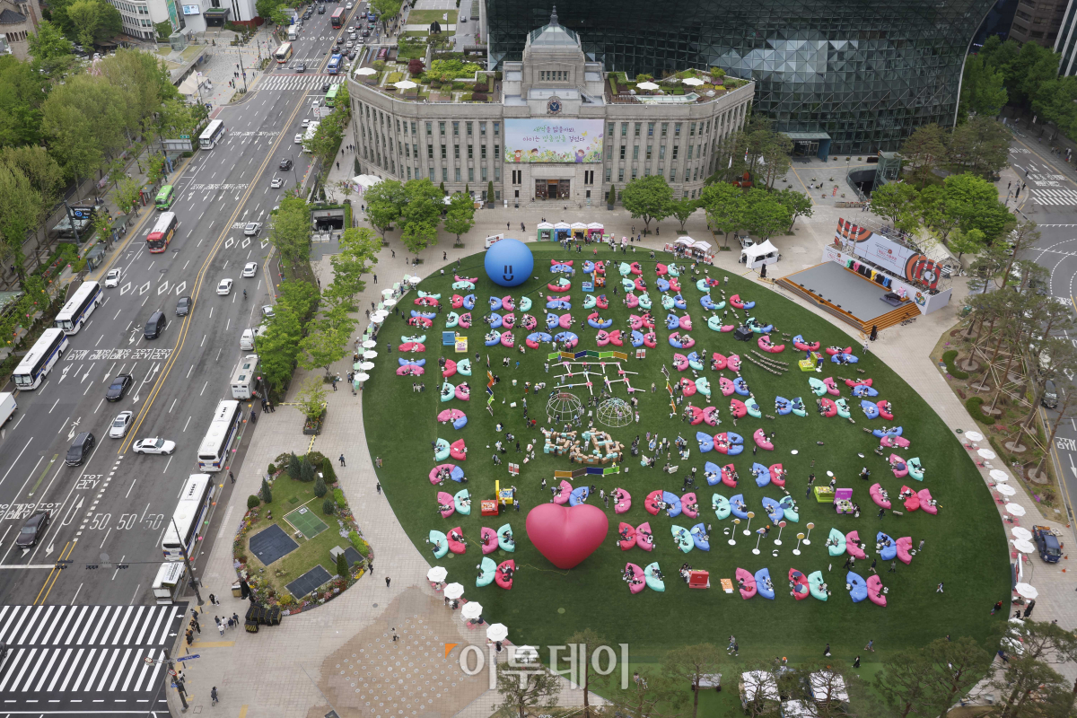 ▲서울야외도서관 개장 후 첫 주말을 맞은 21일 서울 중구 서울광장에 마련된 책읽는 서울광장을 찾은 시민들이 독서를 하며 휴식을 취하고 있다. 조현호 기자 hyunho@