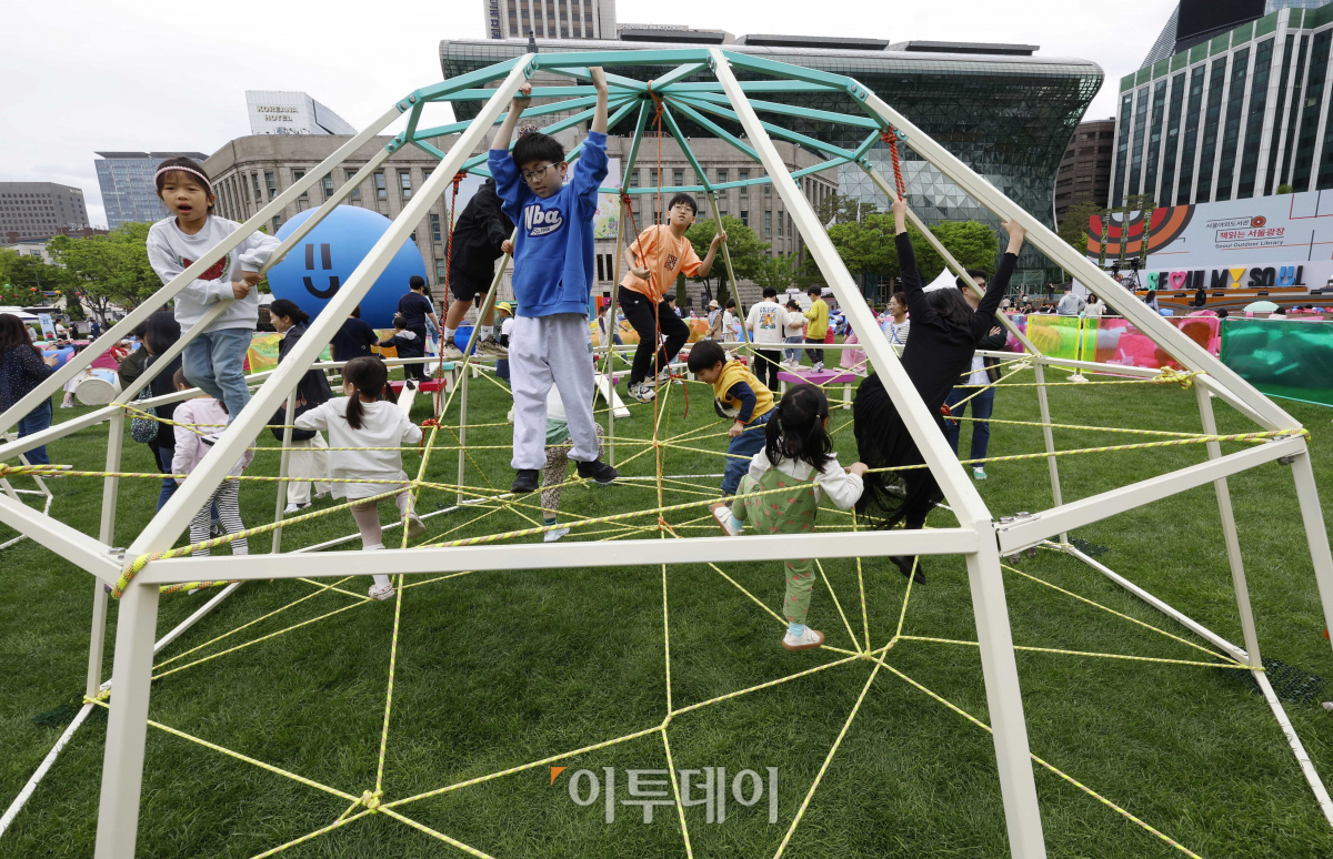 ▲서울야외도서관 개장 후 첫 주말을 맞은 21일 서울 중구 서울광장에 마련된 책읽는 서울광장을 찾은 어린이들이 즐거운 시간을 보내고 있다. 조현호 기자 hyunho@