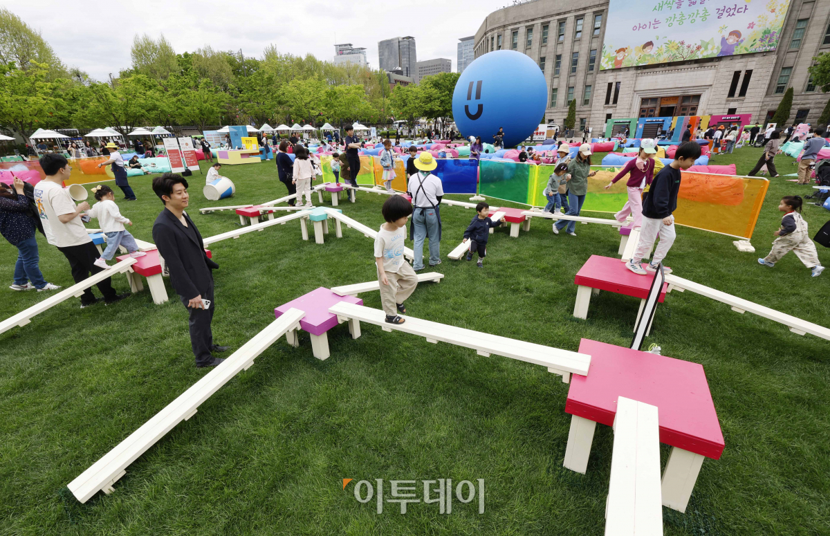 ▲서울야외도서관 개장 후 첫 주말을 맞은 21일 서울 중구 서울광장에 마련된 책읽는 서울광장을 찾은 어린이들이 즐거운 시간을 보내고 있다. 조현호 기자 hyunho@