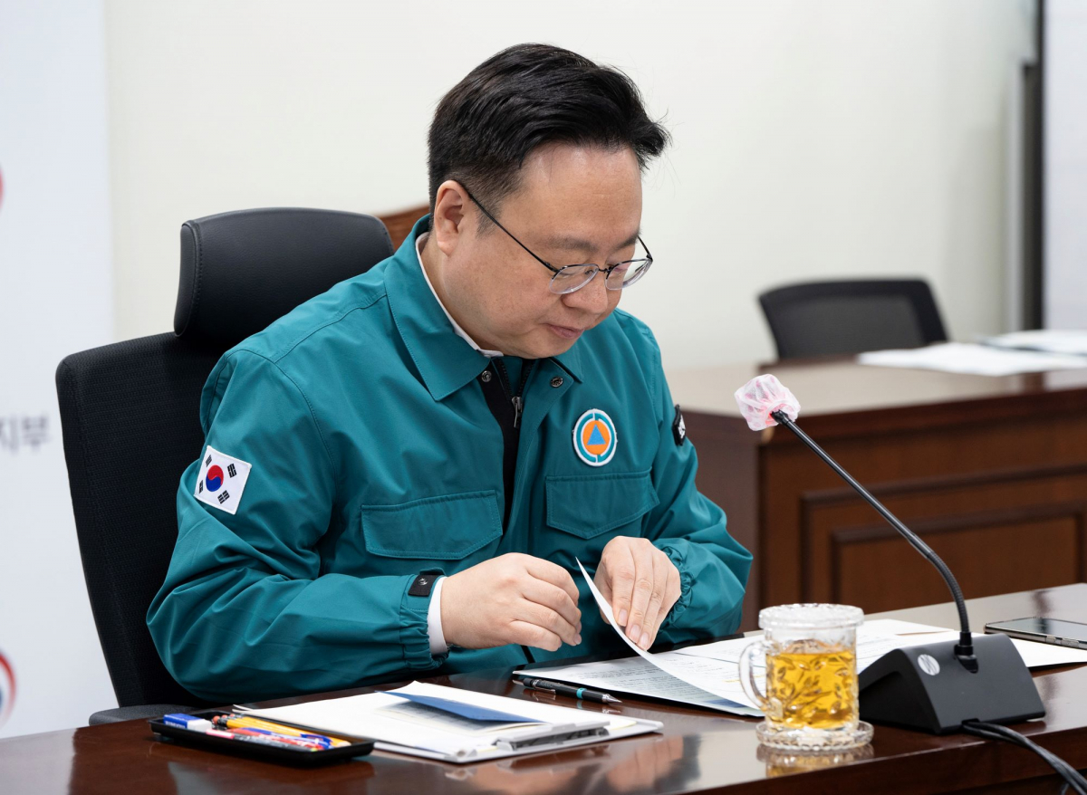 ▲조규홍 보건복지부 장관이 9일 열린 '의사 집단행동 중앙사고수습본부' 회의에서 자료를 검토하고 있다.  (사진제공=보건복지부)