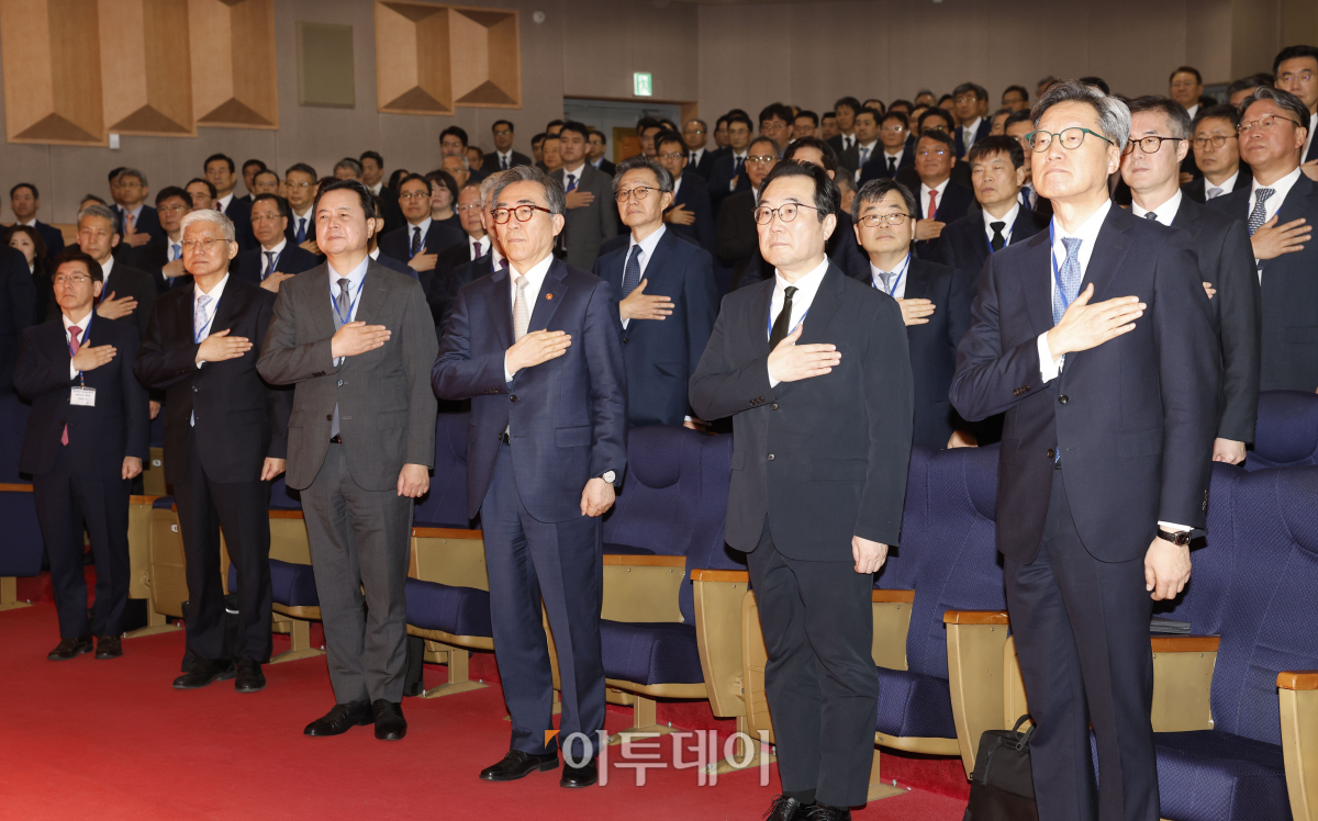 ▲조태열(앞줄 왼쪽 네번째) 외교부 장관을 비롯한 재외공관장들이 22일 서울 종로구 외교부에서 열린 2024년 재외공관장회의 개회식에서 국민의례를 하고 있다. 조현호 기자 hyunho@