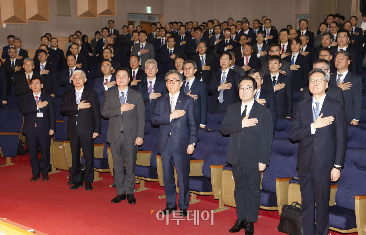 ▲조태열(앞줄 왼쪽 네번째) 외교부 장관을 비롯한 재외공관장들이 22일 서울 종로구 외교부에서 열린 2024년 재외공관장회의 개회식에서 국민의례를 하고 있다. 조현호 기자 hyunho@