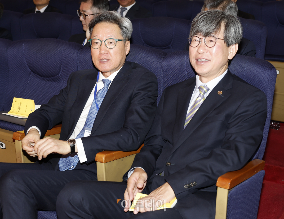 ▲정재호(왼쪽) 주중국대사와 이기철 재외동포청장이 22일 서울 종로구 외교부에서 열린 2024년 재외공관장회의 개회식에 참석해 있다. 조현호 기자 hyunho@