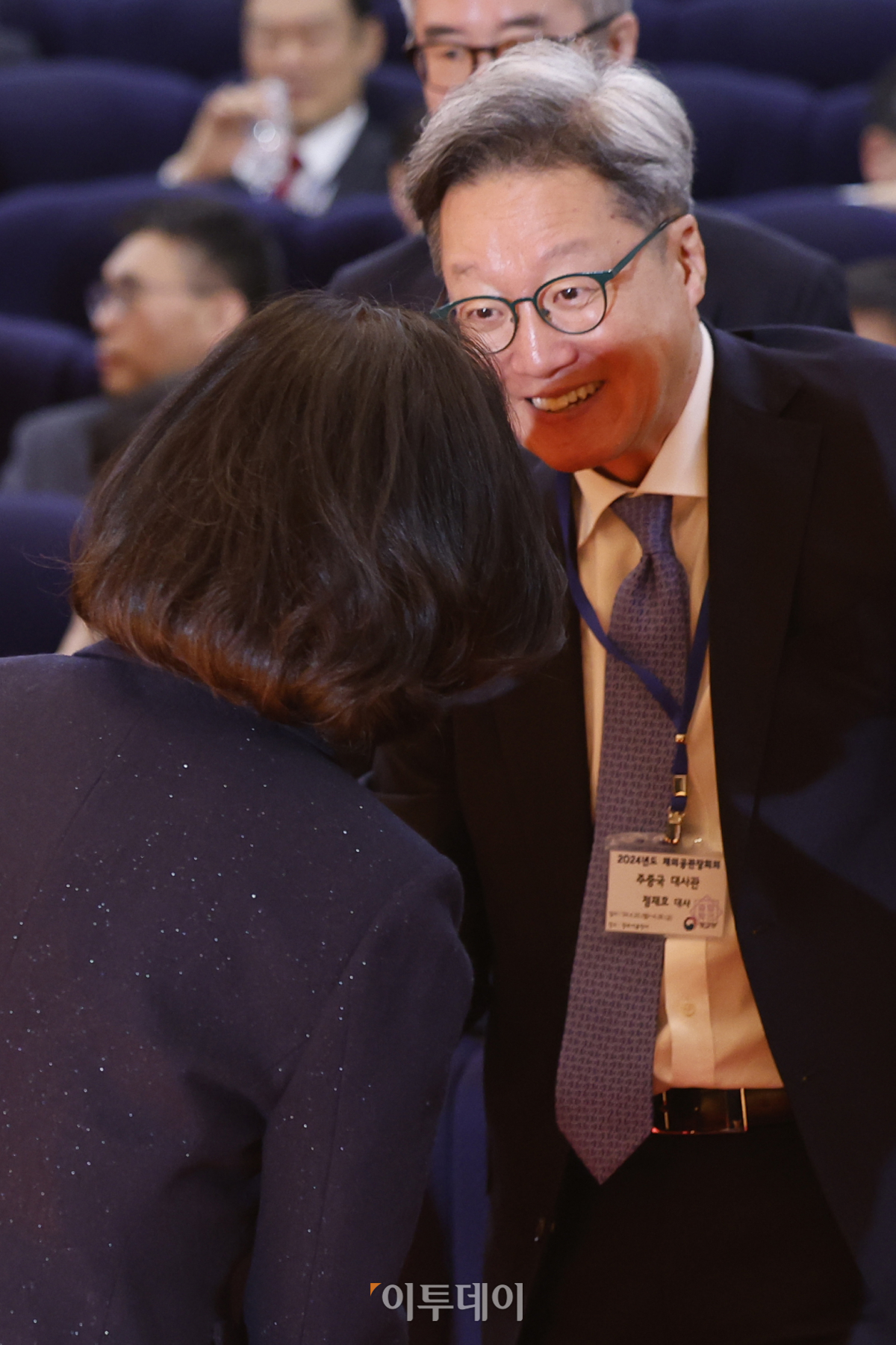 ▲정재호 주중국대사가 22일 서울 종로구 외교부에서 열린 2024년 재외공관장회의 개회식에서 참석자들과 인사를 하고 있다. 조현호 기자 hyunho@