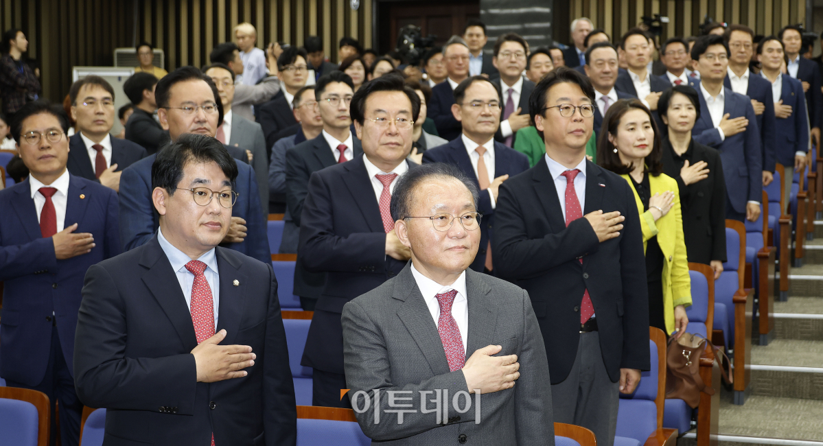▲윤재옥(앞줄 오른쪽) 국민의힘 당 대표 권한대행을 비롯한 제22대 국회의원 당선인들이 22일 서울 여의도 국회에서 열린 당선자 총회에서 국민의례를 하고 있다. 조현호 기자 hyunho@