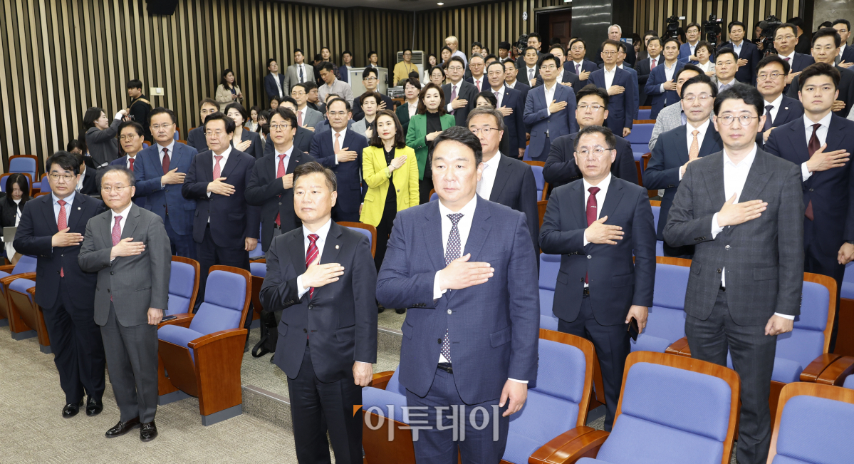 ▲윤재옥(앞줄 왼쪽 두번쨰) 국민의힘 당 대표 권한대행을 비롯한 제22대 국회의원 당선인들이 22일 서울 여의도 국회에서 열린 당선자 총회에서 국민의례를 하고 있다. 조현호 기자 hyunho@