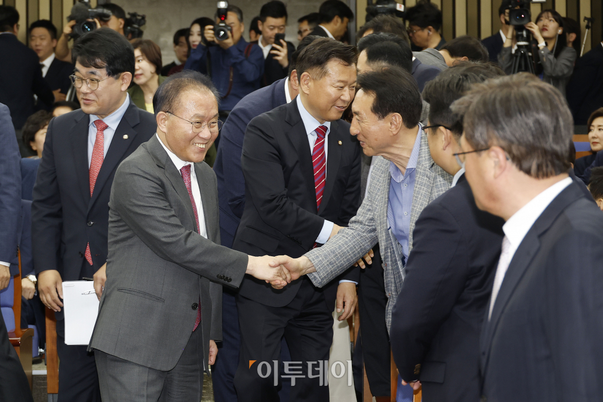 ▲윤재옥 국민의힘 당대표 권한대행이 22일 서울 여의도 국회에서 열린 제22대 국회의원 당선자 총회에 참석하며 당선인들과 인사를 하고 있다. 조현호 기자 hyunho@