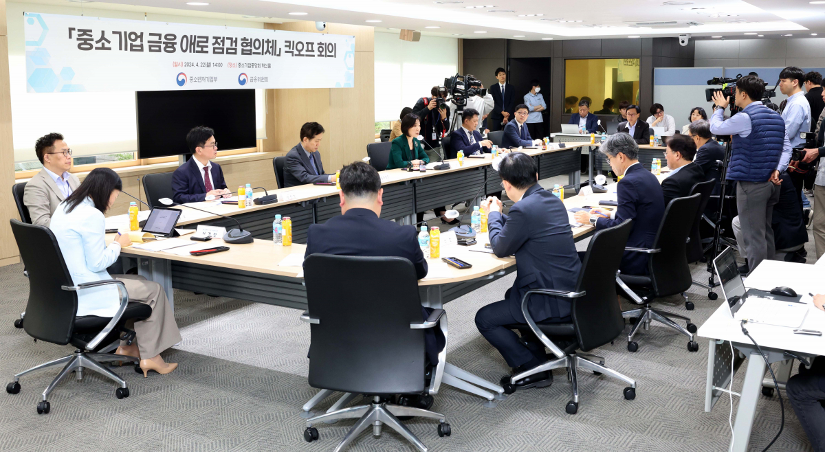 ▲오영주 중소벤처기업부 장관이 22일 서울 여의도 중소기업중앙회에서 열린 ‘중소기업 금융 애로 점검 협의체’ 킥오프 회의에서 모두발언을 하고 있다. 신태현 기자 holjjak@