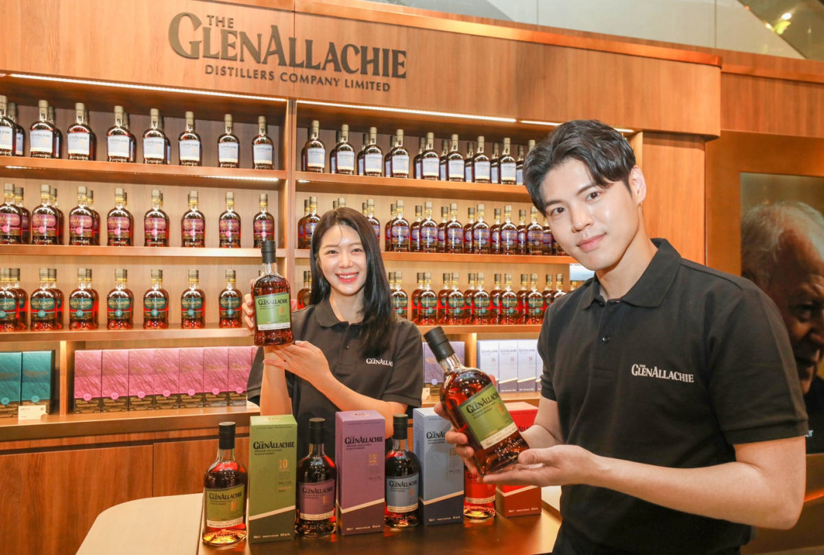 ▲22일 오전 서울 영등포구에 위치한 현대백화점 더현대 서울 지하 1층 '글렌알라키 in 서울 by 빌리 워커' 팝업스토어에서 직원들이 제품을 소개하고 있다.   (사진=더현대서울)