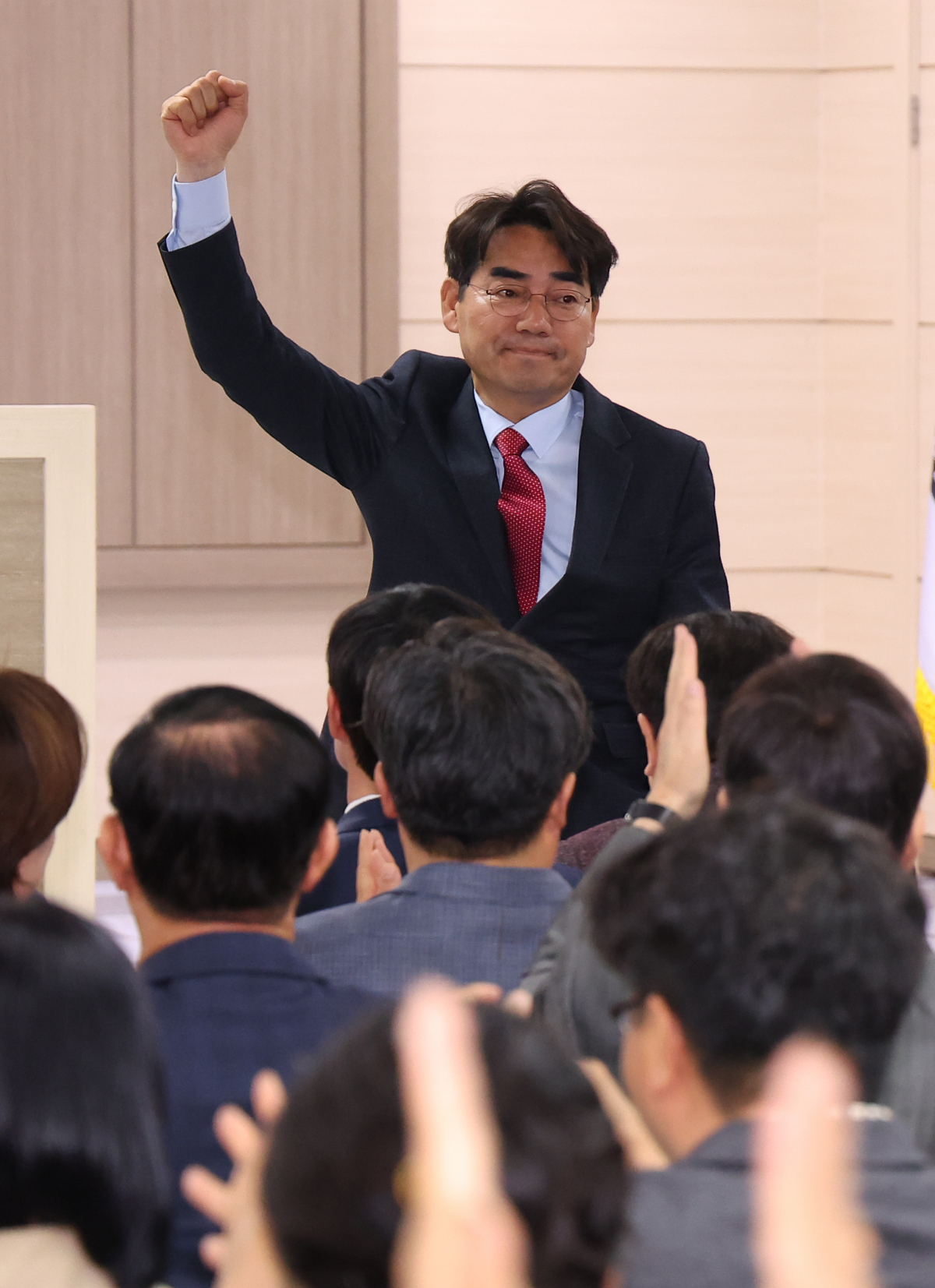 ▲12일 오전 부산 수영구 국민의힘 부산시당에서 열린 제22대 국회의원선거 국민의힘 부산 선대위 해단식에서 이성권 사하구갑 당선인이 인사하고 있다.  (연합뉴스)