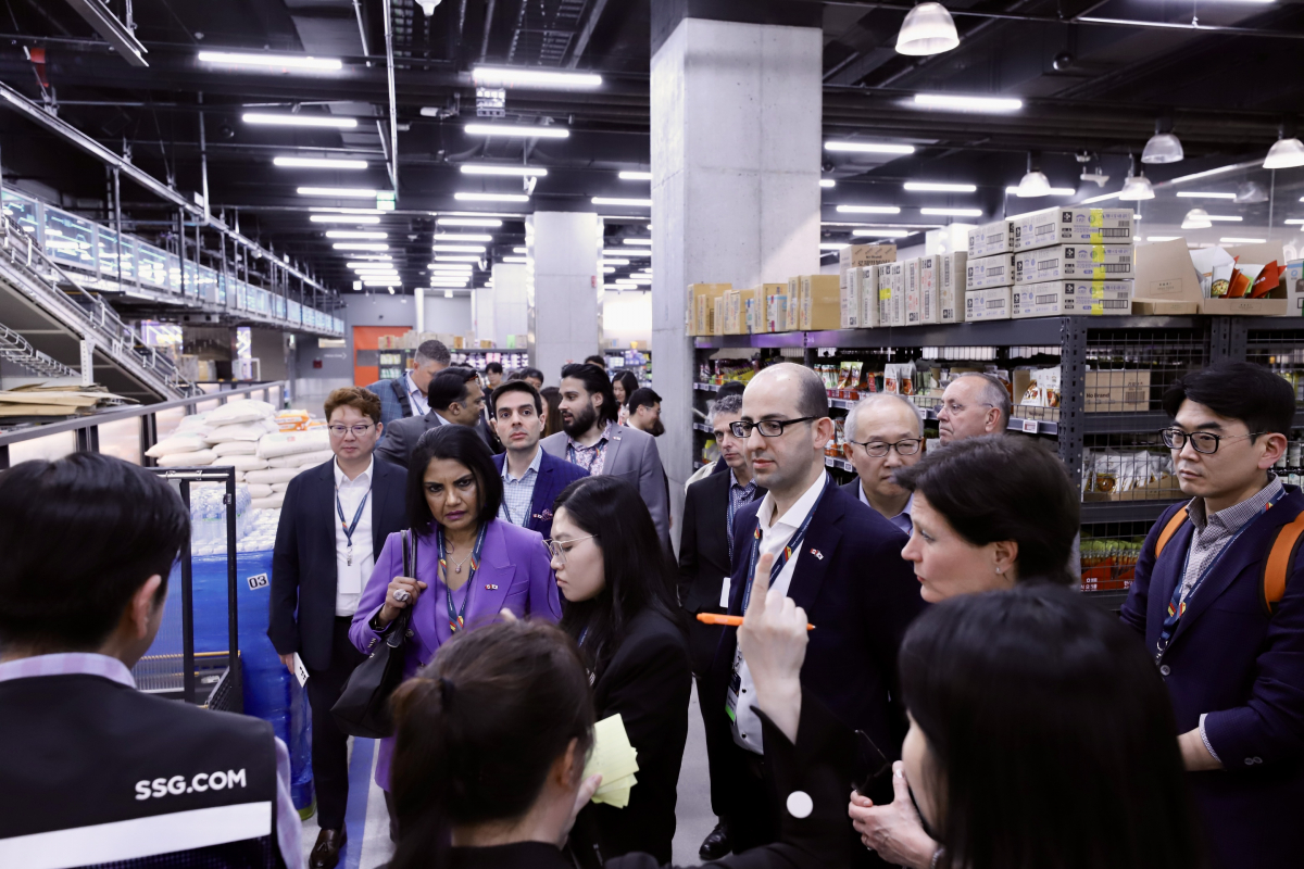▲캐나다 무역사절단이 SSG닷컴 도심형 하이브리드 물류센터 'EOS 청계천점'을 둘러보고 있다. (사진제공=SSG닷컴)