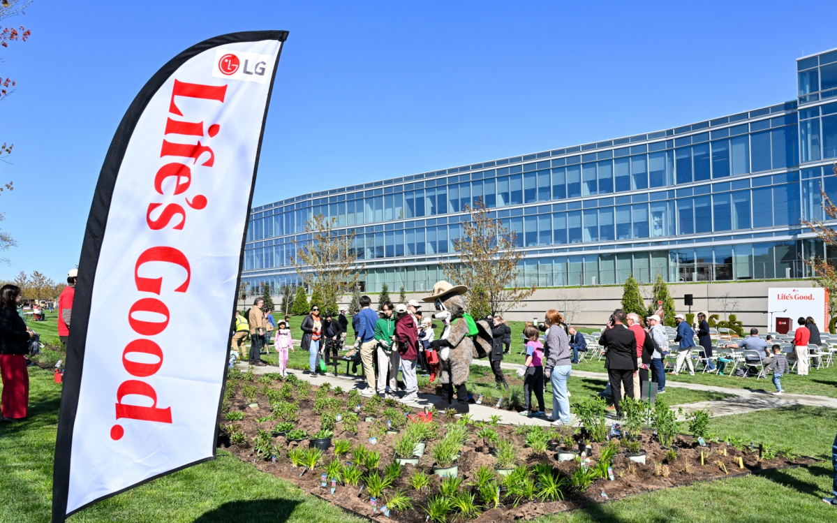 ▲LG전자 북미 사옥에 조성된 폴리네이터 정원 전경. (자료제공=LG전자)