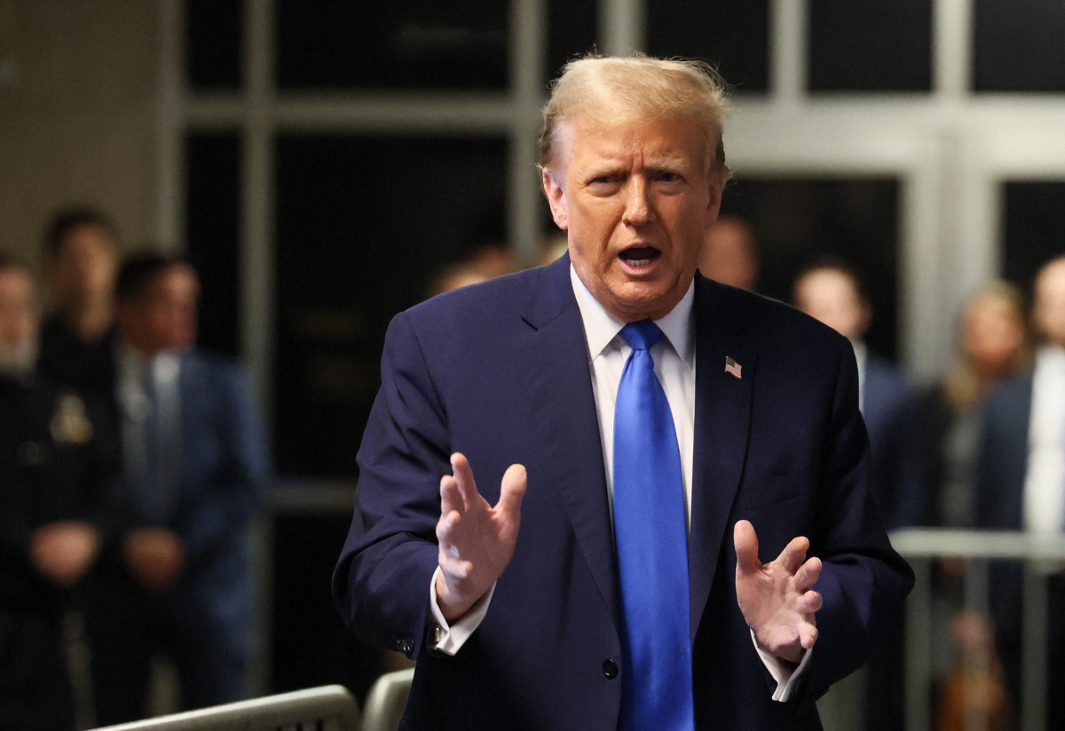 ▲도널드 트럼프 전 미국 대통령이 22일(현지시간) 뉴욕 맨해튼지방법원에서 열린 첫 공판에 출석하기 위해 법원에 도착해 기자들 앞에서 발언하고 있다. 뉴욕(미국)/AFP연합뉴스