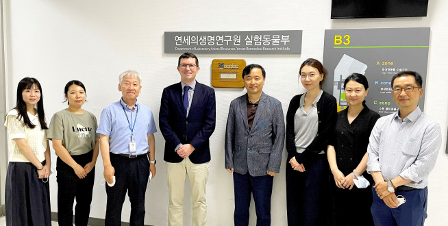 ▲AAALAC 인증 현판과 연세의생명연구원 실험동물부 교직원 (사진제공=연세의료)