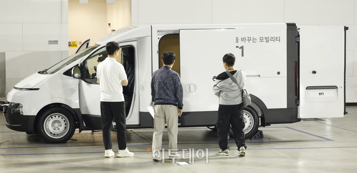 ▲23일 인천 연수구 송도컨벤시아에서 열린 현대자동차 ST1 신차 발표회에서 관람객들이 현대 ST1을 살펴보고 있다. 현대차는 24일 새로운 전동화 비즈니스 플랫폼 ST1의 물류 특화 모델 카고와 카고 냉동을 출시했다. 샤시캡을 기반으로 한 ST1은 카고, 카고 냉동 등이 주요 라인업이며, 샤시캡 모델을 바탕으로 경찰 작전차, 응급 구조차, 캠핑카 등 다양한 특장 모델을 제작할 수 있다. 76,1kWh 배터리를 탑재해 1회 충전 주행 가능거리가 카고는 317km, 카고 냉동이 298km다. 초급속 충전 시스탬(350kW)을 적용해 배터리 용량의 10%에서 80%까지 20분 만에 충전도 가능하다. 조현호 기자 hyunho@